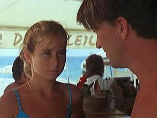 13-year-old girl shamelessly flashes her ... 