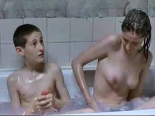 Старшая сестра и младший брат в ванной хватают друг-дружку за гениталии