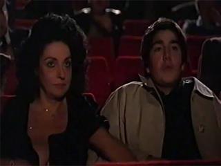 Женщина решила подрочить сидящему рядом подростку во время фильма