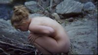 Девушка блуждает голая по лесу
