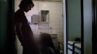 Девушка сделала минет своему парню стоя на коленках в ванной комнате